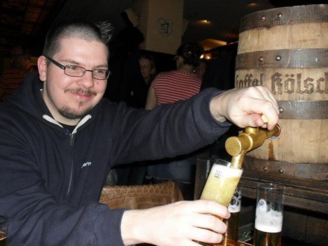 Photo of Barrie Smith pouring Gaffel Kölsch from his barrel