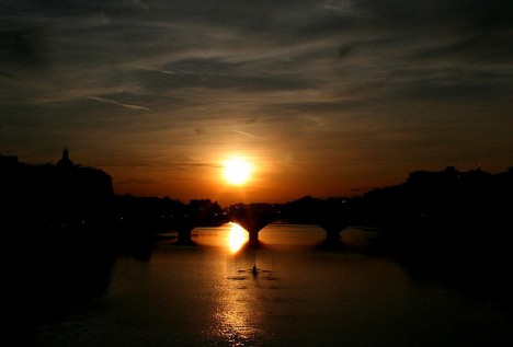 Rowing into the sunset towards Ponti Santa Trinita in Florence
