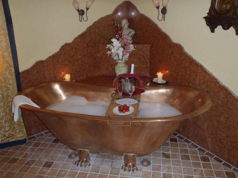 Bathe like an emperor – the golden bathtub